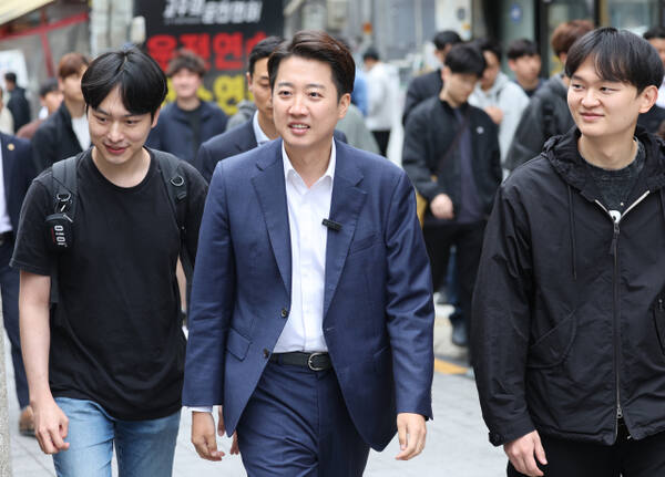 개혁신당 이준석 대선 후보가 24일 서울 동작구 노량진 한 한식 뷔페식당으로 향하고 있다. 연합뉴스