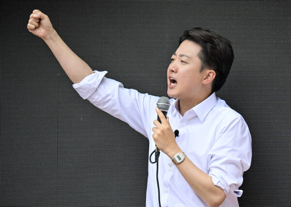 24일 개혁신당 이준석 대선 후보가 수원역 로데오광장에 마련된 유세차량에 올라 지지를 호소하고 있다. 홍기웅기자