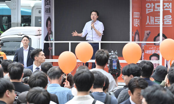24일 개혁신당 이준석 대선 후보가 수원역 로데오광장에 마련된 유세차량에서 연설을 하고 있다. 홍기웅기자