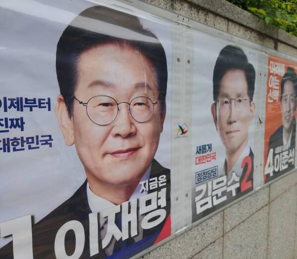 지난 19일 오후 인천 남동구 인천문화예술회관 인근에 있는 더불어민주당 이재명 대선 후보 벽보 이마 부위에 가래침 추정 이물질이 흘러내리고 있다. 경기일보 DB