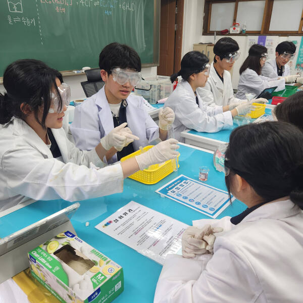 안산 소재 원곡고가 과학으로 점심 시간을 채우다를 통해 학생들의 흥미와 탐구심을 자극하는 등 관심을 모은 것으로 나타났다. 원곡고 제공