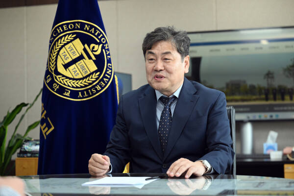 이인재 제4대 국립 인천대학교 총장이 임기 중에 이뤄낼 변화와 혁신 방향 등에 대해 설명하고 있다. 조병석기자