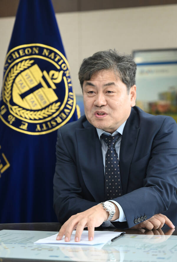 이인재 제4대 국립 인천대학교 총장이 임기 중에 이뤄낼 변화와 혁신 방향 등에 대해 설명하고 있다. 조병석기자