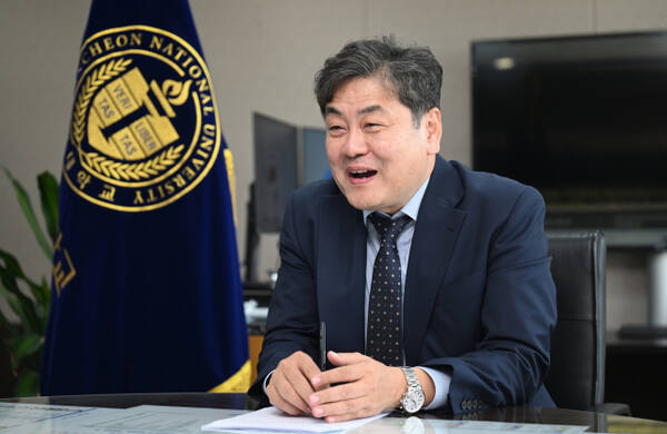 이인재 제4대 국립 인천대학교 총장이 임기 중에 이뤄낼 변화와 혁신 방향 등에 대해 설명하고 있다. 조병석기자