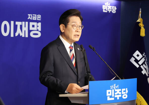 더불어민주당 이재명 대선 후보가 25일 서울 여의도 당사에서 열린 기자회견에서 취재진의 질문에 답변하고 있다. 연합뉴스