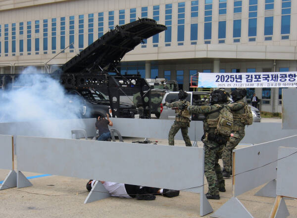 한국공항공사가 최근 김포국제공항 계류장에서 유관기관 합동으로 ‘2025년도 김포국제공항 대테러 종합훈련’을 하고 있다. 공항공사 제공
