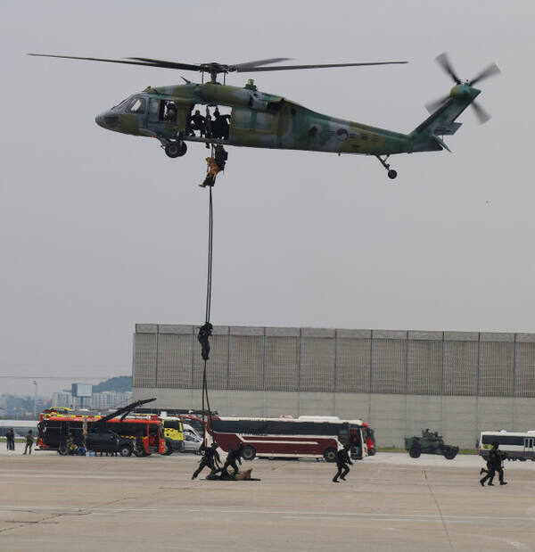 한국공항공사가 최근 김포국제공항 계류장에서 유관기관 합동으로 ‘2025년도 김포국제공항 대테러 종합훈련’을 하고 있다. 공항공사 제공