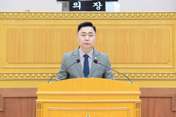 정희태 의원이 23일 개회한 제377회 임시회에서 대표발의한 ‘산불 재난의 일상화에 대응하는 실효성 있는 국가지원 대책마련 촉구 건의안’에 대한 제안설명을 하고 있다. 양주시의회 제공