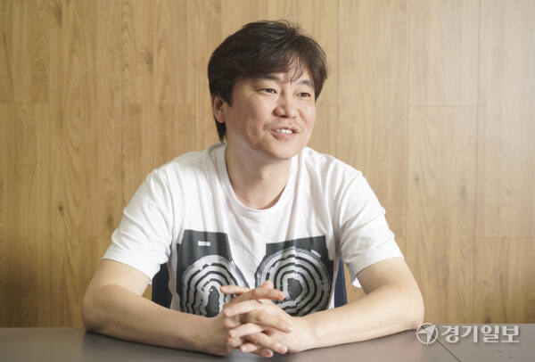 김평 뉴큐브게임즈 대표가 경기일보와의 인터뷰에서 게임산업의 현황과 발전 방향 등에 대한 소견을 밝히고 있다. 홍기웅기자