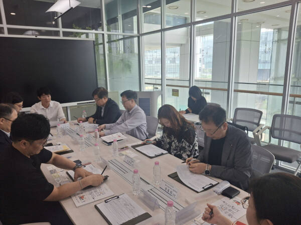 인천테크노파크와 한국인터넷진흥원이 연 자문위원회에서 전문가 및 자문위원들이 논의를 하고 있다. 인천TP 제공