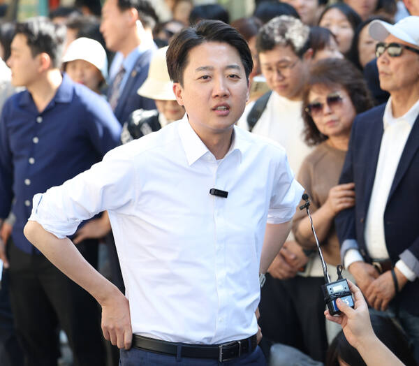 25일 개혁신당 이준석 대선 후보가 서울 종로구 종묘 인근 서순라길에서 거리 유세에 앞서 취재진 앞에서 발언하고 있다. 연합뉴스
