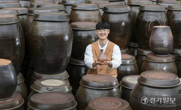 “옹기의 매력, 세계에 알릴 것”…‘옹기장’ 전수자 김희건씨 [청년 장인, 전통을 잇다⑥]