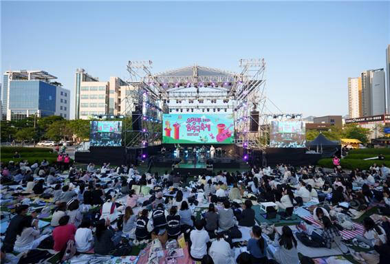 제24회 의정부음악극축제 야외무대에서 시민들이 공연을 관람하고 있다. 의정부문화재단 제공