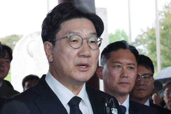 지난 16일 5·18민주화운동 45주년을 이틀 앞두고 국민의힘 권성동 원내대표가 광주 북구 국립5·18민주묘지를 참배한 후 취재진 질문에 답하는 모습. 연합뉴스