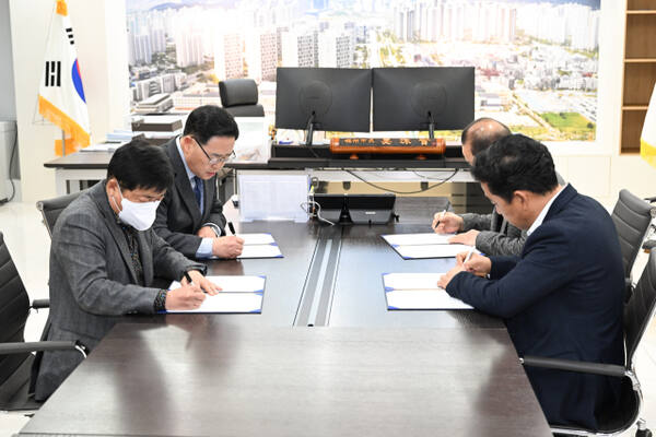 강수현 양주시장, 윤창철 양주시의회 의장 등이 택시 승차난 해소를 위해 택시업체와 상생 협약을 체결했다. 양주시 제공