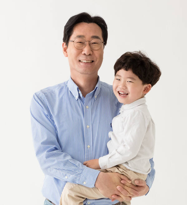 정명근 화성특례시장이 아이를 안고 있다. 화성특례시 제공