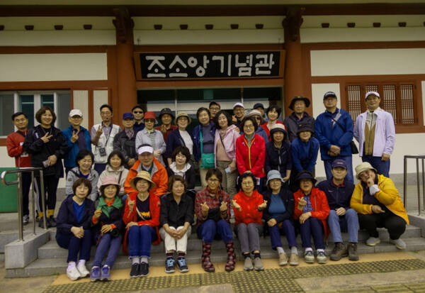 양주문화원의 답사 프로그램 ‘찾아가는 문화유산’에 참가한 수강생들이 남면 황방리 조소앙기념관 앞에서 기념사진을 찍고 있다. 양주문화원 제공