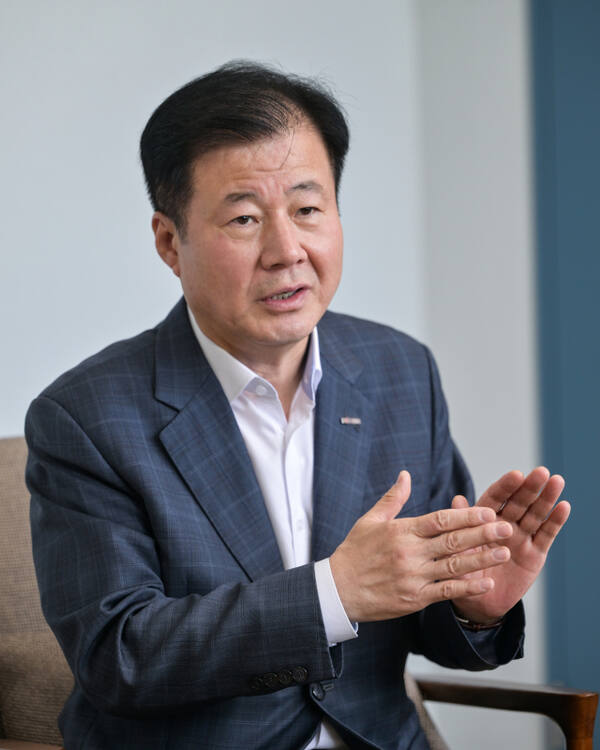 26일 오후 용인특례시 처인구 양지면 루켄테크놀러지스에서 열린 '찾아가는 중진공' 현장 소통 간담회에서 강석진 중소벤처기업진흥공단 이사장이 공단 역사상 처음으로 열린 현장 이사회를 경기도에서 진행하는 이유 등에 대해 설명하고 있다. 윤원규기자