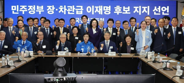 26일 서울 여의도 더불어민주당 중앙당사에서 열린 민주 정부 장·차관급 168인 이재명 후보 지지 선언을 하고 있다. 연합뉴스