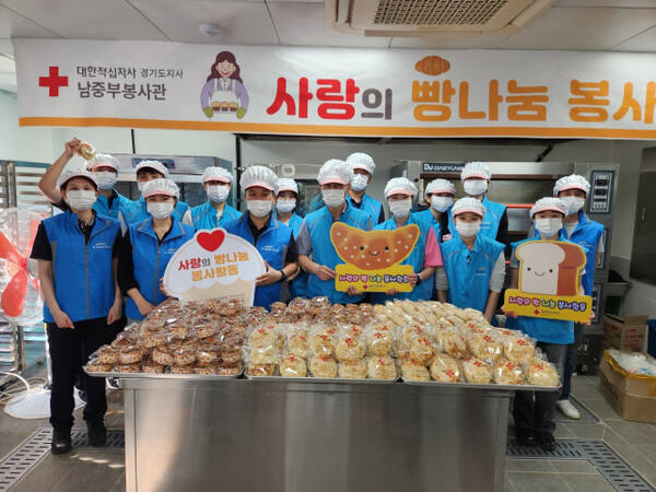 K-water 화성권지사 관계자들이 26일 사랑의 빵 나눔 봉사활동을 펼친 뒤 기념촬영을 하고 있다. K-water 화성권지사 제공