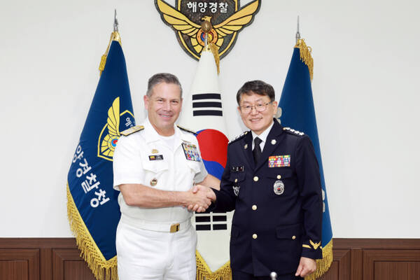 김용진 해양경찰청장이 26일 해양경찰청을 방문한 콜롬비아 해군 참모총장인 후안 리까르도 로소 오브레콘 대장을 맞이하고 있다. 해양경찰청 제공
