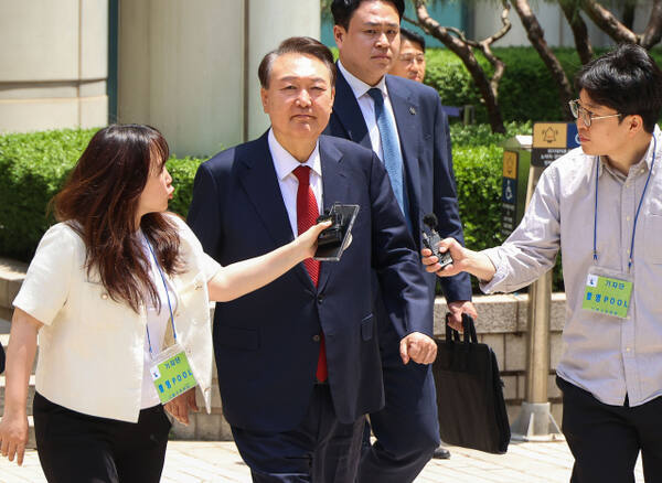 윤석열 전 대통령이 26일 서울중앙지방법원에서 열린 내란 우두머리 혐의 등 5차 오전 공판을 마친 뒤 차량으로 향하고 있다. 연합뉴스