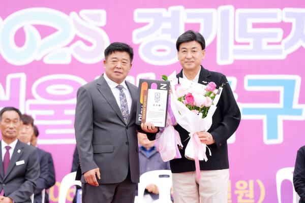방세환 광주시장이 지난 24일 경기도 이천시에서 열린 ‘2025 경기도지사기 어울림축구대회’ 개막식에서 지역 축구저변확대와 지속적인 기반시설 확충에 노력과 헌신한 공을 인정받아 대한축구협회장으로부터 감사패를 수상했다.(광주시제공)