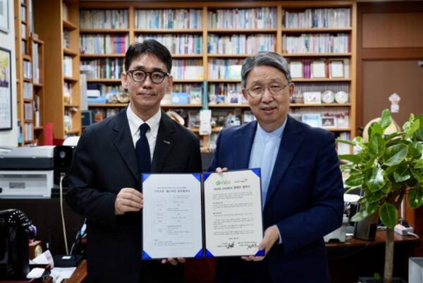 26일 월드비전 경기남부사업본부 최성호 본부장과 구미교회 김대동 담임목사가 구미교회에서 ‘굿처치 캠페인’ 업무협약을 체결하고 기념사진을 촬영하고 있다. 월드비전 경기남부사업본부 제공
