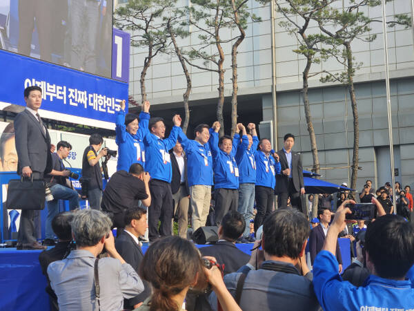 26일 남양주 평내호평역 광장에서 진행한 유세현장에서 지지자들에게 인사하고 있는 더불어민주당 이재명 대통령 후보. 안형철기자