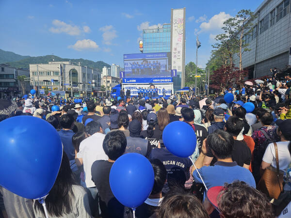 26일 남양주 평내호평역 더불어민주당 이재명 대통령 후보 유세현장에 몰린 시민들. 안형철기자