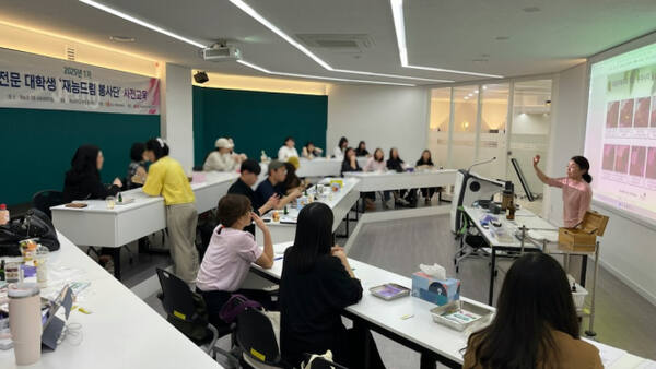 재능 드림 봉사단이 최근 재능대에서 봉사활동에 앞서 치매에 대한 이해를 높이고 필요한 지식과 태도를 함께 익히기 위해 교육을 듣고 있다. 동구 제공