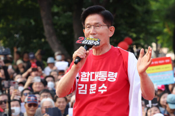 국민의힘 김문수 대선 후보가 26일 서울 도봉구 방학사거리에서 집중유세를 하고 있다. 연합뉴스