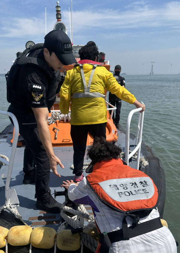 평택해양경찰서 구조대가 안산 누에섬 인근서 관광 후 물때를 놓친 고립자들을 구조하고 있다. 평택해양경찰서 제공