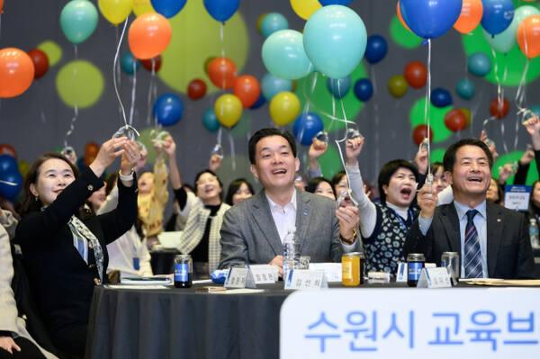 지난 3월 청개구리 스펙 학부모 지원단 위촉식에서 이재준 수원시장과 학부모들이 청소년의 성장을 응원하는 풍선을 들고 있다. 수원시 제공