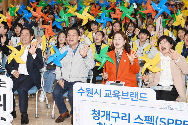지난 3월 청개구리 스펙 청소년 지원단 위촉식에서 이재준 수원시장과 청소년들이 기념촬영을 하고 있다. 수원시 제공