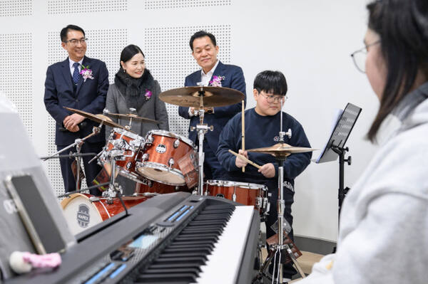 이재준 수원시장이 효동초등학교 청개구리 연못에서 악기를 연주하고 있는 청소년들을 바라보고 있다. 수원시 제공
