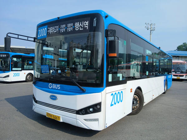 한강신도시(구래동)에서 일산방면(행신역)으로 운행하는 2000번 버스. 김포시 제공