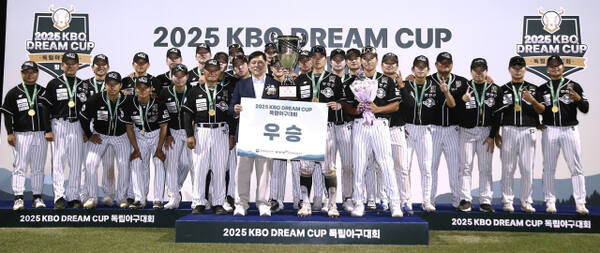 2025 KBO DREAM CUP 독립야구대회서 우승한 연천 미라클 선수단이 시상식 후 우승트로피를 들고 기념촬영을 하고 있다.KBO 제공