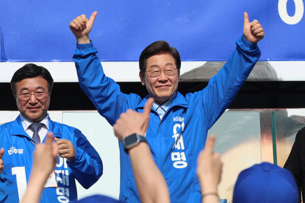 지난 26일 더불어민주당 이재명 대선 후보가 남양주 평내호평역 광장에서 열린 유세에서 지지를 호소하고 있다. 연합뉴스