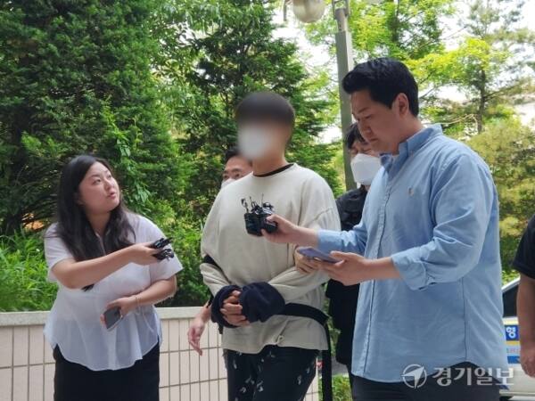 27일 오후 신남성연대 핵심 관계자 A씨가 마약 투약 혐의에 대한 구속 전 피의자 심문(영장실질심사)를 받기 위해 인천 미추홀구 인천지법에 들어가고 있다. 경기일보 DB