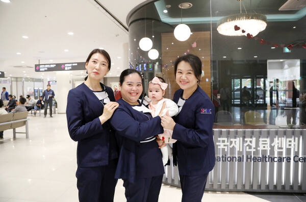 시흥시 소재 시화병원 국제진료센터 앞에서 기념촬영 중인 (왼쪽부터)취펑윈, 이하진, 탄키친 통역 코디네이터. 김형수기자