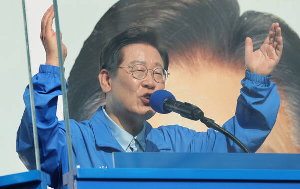 더불어민주당 이재명 대선 후보가 지난 26일 경기 남양주시 평내호평역 광장에서 유세하는 모습. 연합뉴스