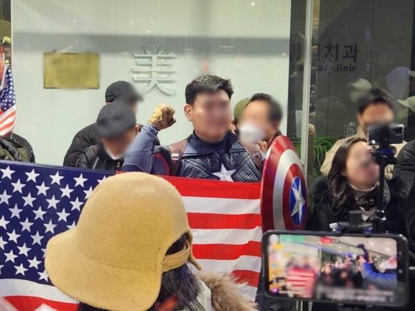 캡틴 아메리카 복장을 한 윤석열 대통령 지지자. 연합뉴스