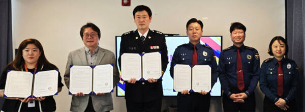 여주경찰서와 여주시청소년상담복지센터가 업무협약을 체결하고 기념촬영을 하고 있다./사진 =여주경찰서 제공