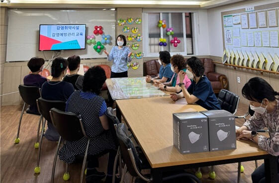 안양시 만안구보건소는 요양원 대상 찾아가는 감염병 예방관리 교육을 실시했다. 안양시 제공.