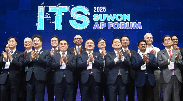 28일 오전 수원컨벤션센터에서 열린 '2025 수원 지능형 교통체계(ITS) 아시아태평양총회 개회식'에서 참석자들이 기념 촬영을 하고 있다.조주현기자