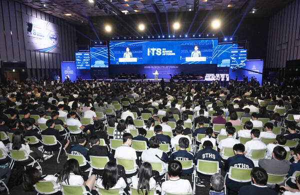28일 오전 수원컨벤션센터에서 열린 '2025 수원 지능형 교통체계(ITS) 아시아태평양총회 개회식'에서 참석자들이 기념 촬영을 하고 있다.조주현기자