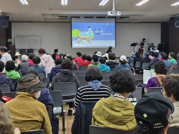 인천 서부경찰서에서 자체 제작한 보행안전 교육·홍보영상을 서구 노인복지관에서 송출해 시민들이 시청하고 있다. 인천 서부서 제공