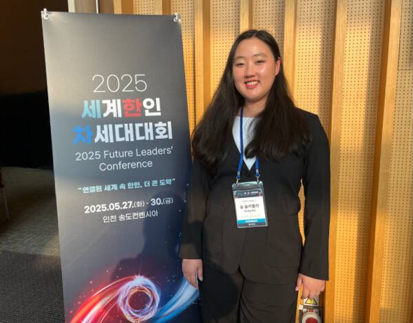 지난 27일 송 솔카롤라씨가 경기일보와의 인터뷰를 마친 뒤 기념 촬영을 하고 있다. 김샛별기자