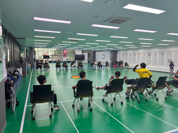 이천시교육협력지원센터가 관내 학생들에게 장애인 인식개선 등을 위해 대한장애인체육관에서 장애인들의 운동경기를 직접 체험하고 있다. 이천시교육협력지원센터 제공.